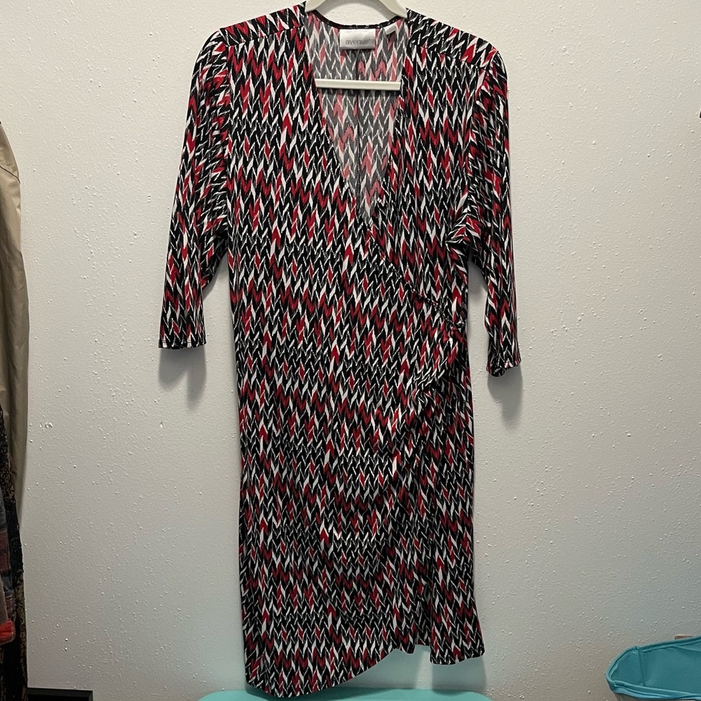 avenue size 18/20 red and black geometric vneck dress 3/4 length sleeves